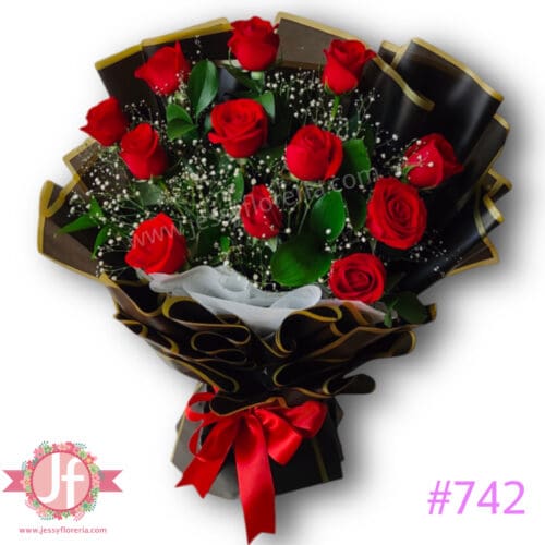 742-bouquet-12-rosas-rojas-empapelado