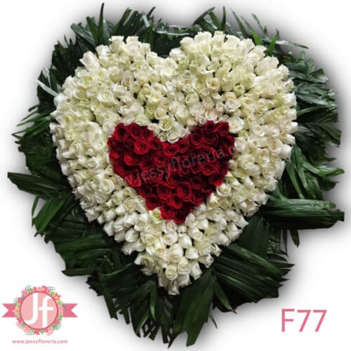 f77-Corazon 300 rosas blancas y rojas